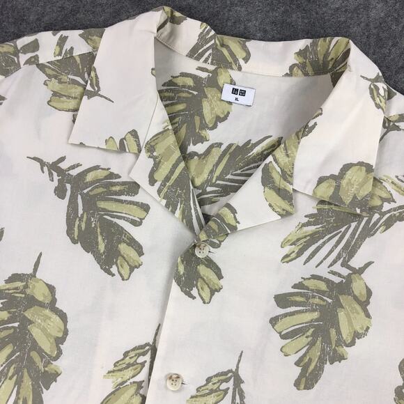 Uniqlo Button Up Shirt Men XL Cream Green Tropical Leaf Short Sleeve Modal Blend - Picture 1 of 10